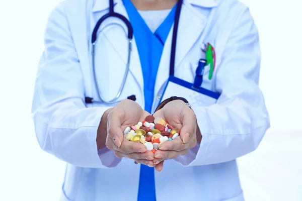 Medico che tiene mucchio di droghe in una mano — Foto Stock