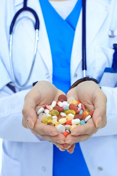 Doctor sosteniendo un montón de drogas en una mano —  Fotos de Stock