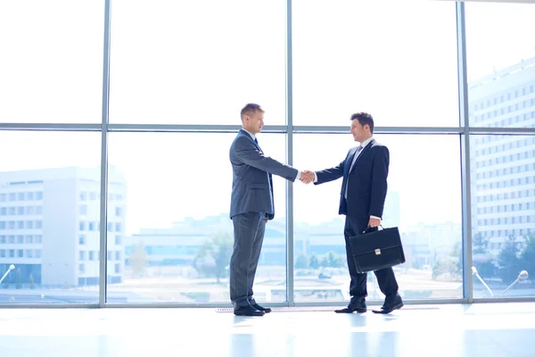 Full length image of two successful business men shaking hands with each other — Stock Photo, Image