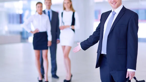 Gruppe von Geschäftsleuten macht Präsentation mit Laptop während des Meetings — Stockfoto