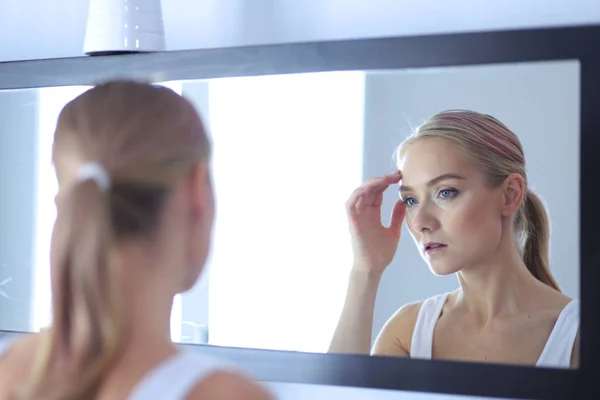 Gesicht einer jungen schönen, gesunden Frau und Spiegelung im Spiegel — Stockfoto