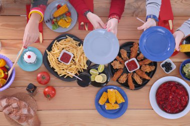 Üç kadın bir masada birlikte oturan