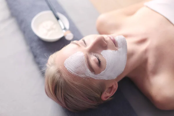 Mascarilla facial. Hermosa joven en el spa, mujer cosmética aplicando mascarilla facial —  Fotos de Stock