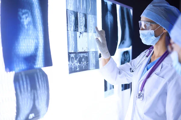 Dos mujeres médicas que miran rayos X en un hospital — Foto de Stock