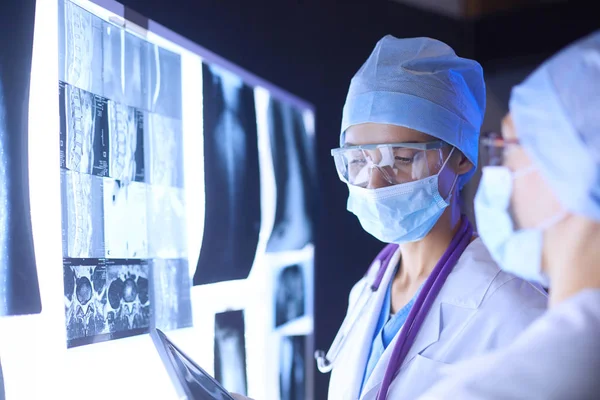 Dos mujeres médicas que miran rayos X en un hospital — Foto de Stock