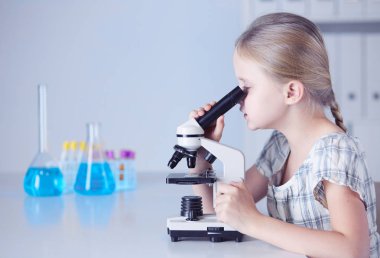 kız öğrenci fen bilgisi dersinde mikroskop aramak