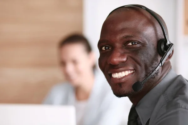 Zakenmensen werken samen aan bureau, witte achtergrond — Stockfoto