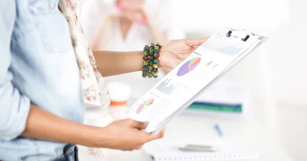 Due donne che lavorano insieme in ufficio, sedute sulla scrivania — Foto Stock