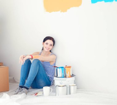 kadın boya renk örneğini yeni ev ahşap yerde oturmak için seçim