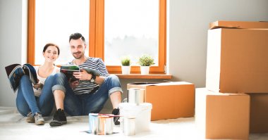 Jurnal seyir ve birbirlerine gülümseyen ev katta oturan çekici çift.