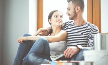 Jurnal seyir ve birbirlerine gülümseyen ev katta oturan çekici çift.