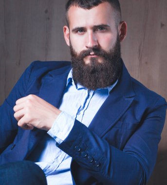 koyu arka plan üzerinde izole sofa ofis lobisinde oturan işadamı
