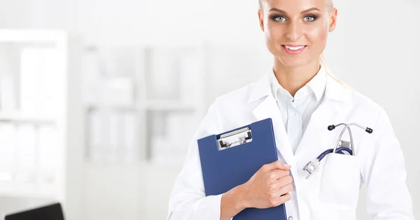 笑顔の女性医師とともにフォルダ内の制服を着たまま病院 — ストック写真