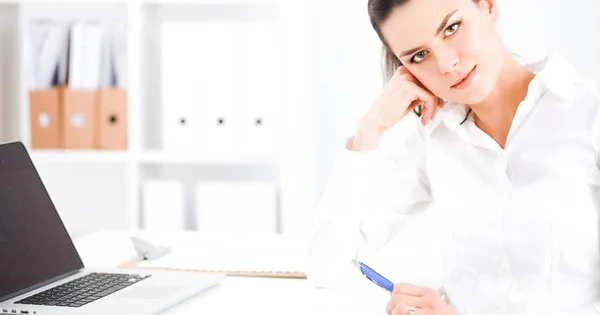 Jolie femme d'affaires assise sur un bureau avec ordinateur portable dans le bureau — Photo