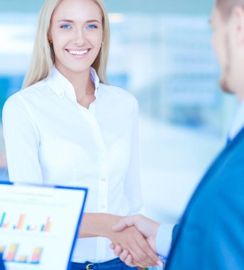 İki başarılı iş adamı birbiriyle tokalaşıyor.