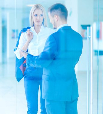 Başarılı iş takım ayakta Office gülümseyen