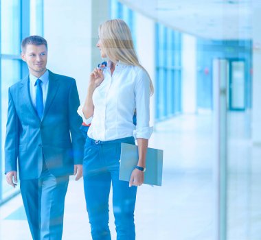 Başarılı iş takım ayakta Office gülümseyen