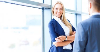 Başarılı iş takım ayakta Office gülümseyen
