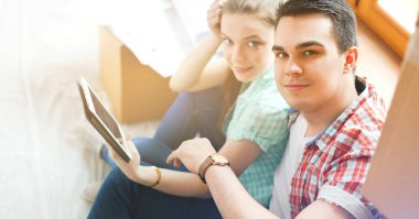 Yeni eve taşınan genç çiftin portresi.