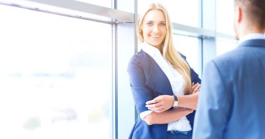 Başarılı iş takım ayakta Office gülümseyen