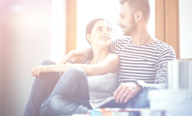 Jurnal seyir ve birbirlerine gülümseyen ev katta oturan çekici çift.