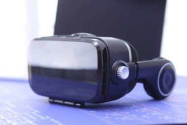 Sanal gerçeklik dizüstü bilgisayar ile masa üzerinde koruyucu gözlük