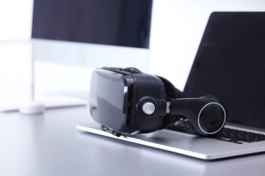 Sanal gerçeklik dizüstü bilgisayar ile masa üzerinde koruyucu gözlük