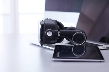 Sanal gerçeklik dizüstü bilgisayar ile masa üzerinde koruyucu gözlük