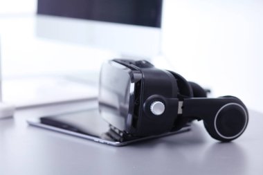 Sanal gerçeklik dizüstü bilgisayar ile masa üzerinde koruyucu gözlük