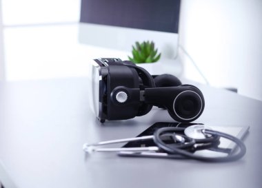 Sanal gerçeklik dizüstü bilgisayar ile masa üzerinde koruyucu gözlük