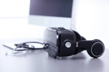 Sanal gerçeklik dizüstü bilgisayar ile masa üzerinde koruyucu gözlük