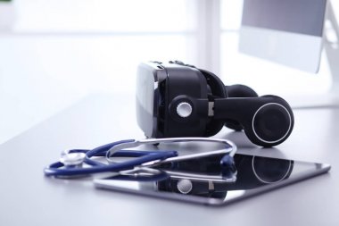 Sanal gerçeklik dizüstü bilgisayar ile masa üzerinde koruyucu gözlük