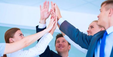 İş takım birlikte ofiste ayakta eller katılmadan