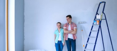 Portre mutlu gülümseyen genç çift resim iç duvar yeni ev