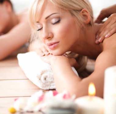 rahatlatıcı ve spa merkezinde zevk iki genç güzel kadın