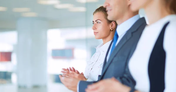 Gli uomini d'affari sorridenti applaudono una buona presentazione in ufficio — Foto Stock