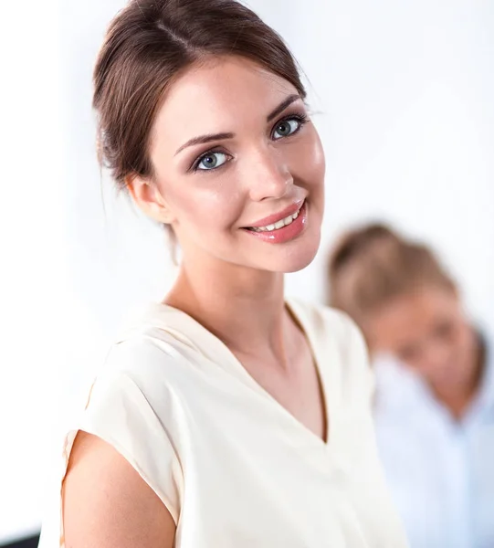 Atrakcyjna bizneswoman stojąca przy ścianie w biurze — Zdjęcie stockowe
