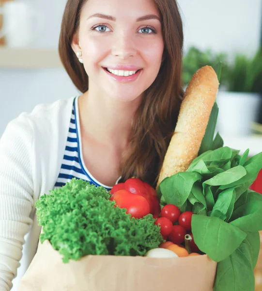 Femeie tânără care deține sac de cumpărături alimentar cu legume — Fotografie, imagine de stoc