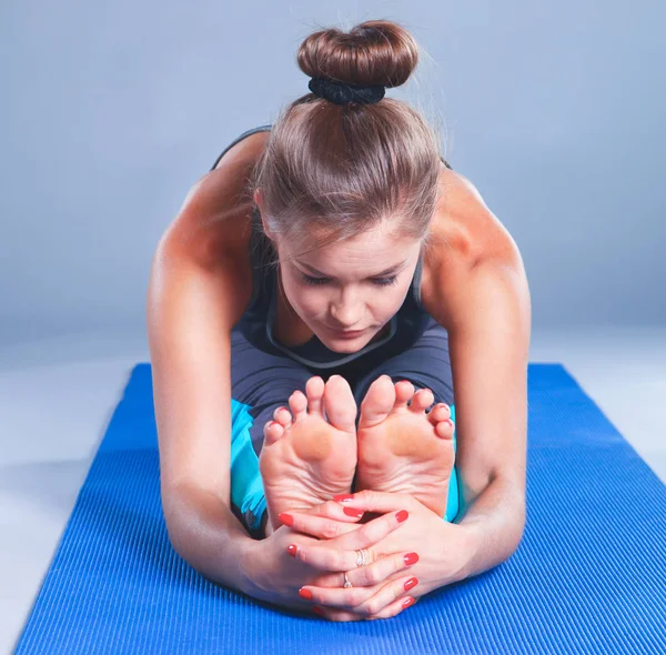 Retrato de chica deportiva haciendo ejercicio de estiramiento de yoga —  Fotos de Stock