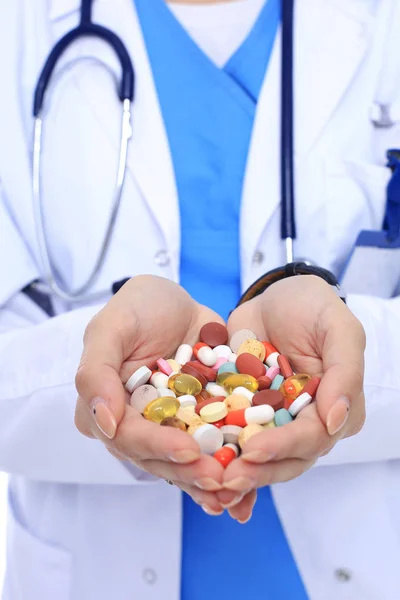 Doktor drží hromadu drog v ruce — Stock fotografie