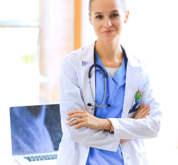 Dokter van de vrouw permanent in de buurt van venster in ziekenhuis — Stockfoto