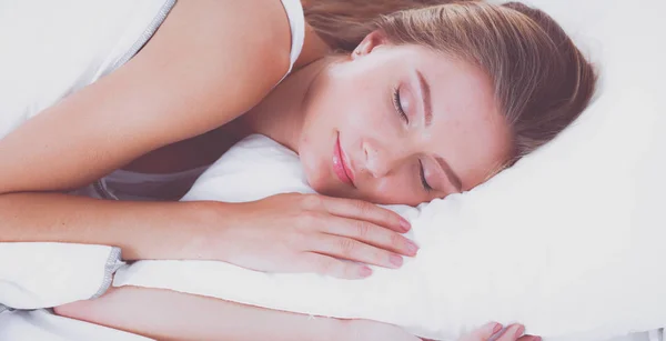 Joven mujer dormida y despertador en el dormitorio en casa —  Fotos de Stock