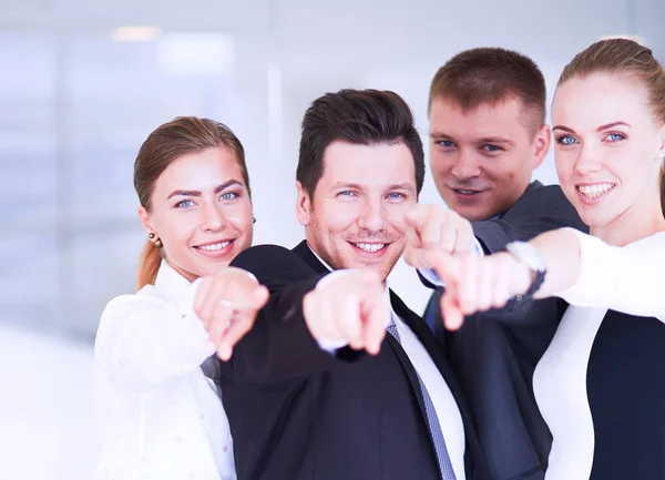 Groep van mensen uit het bedrijfsleven naar u — Stockfoto