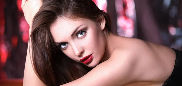 Retrato de hermosa chica con maquillaje de moda acostado —  Fotos de Stock