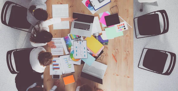 Gente de negocios sentada y discutiendo en la reunión de negocios, en la oficina — Foto de Stock