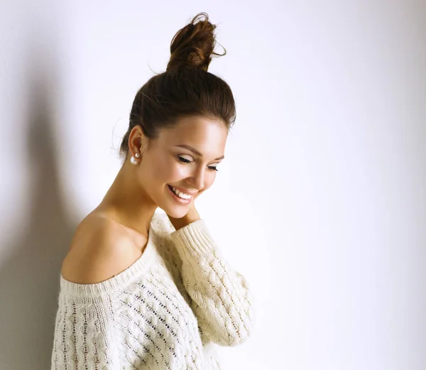 Retrato de una linda mujer en suéter en casa — Foto de Stock