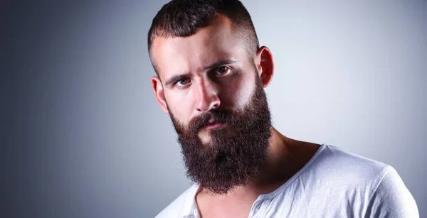 Retrato de hombre guapo de pie, aislado sobre fondo gris — Foto de Stock