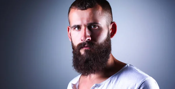 Retrato de homem bonito em pé, isolado sobre fundo cinza — Fotografia de Stock