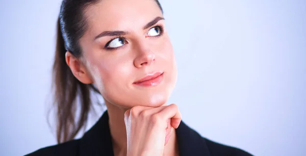 Junge Frau stehend, isoliert auf grauem Hintergrund — Stockfoto