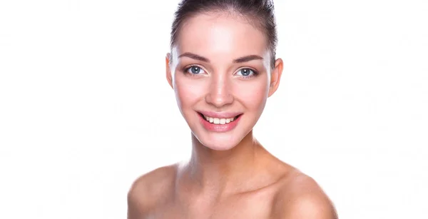 Retrato de cerca de la hermosa cara de mujer joven. Aislado sobre fondo blanco. — Foto de Stock